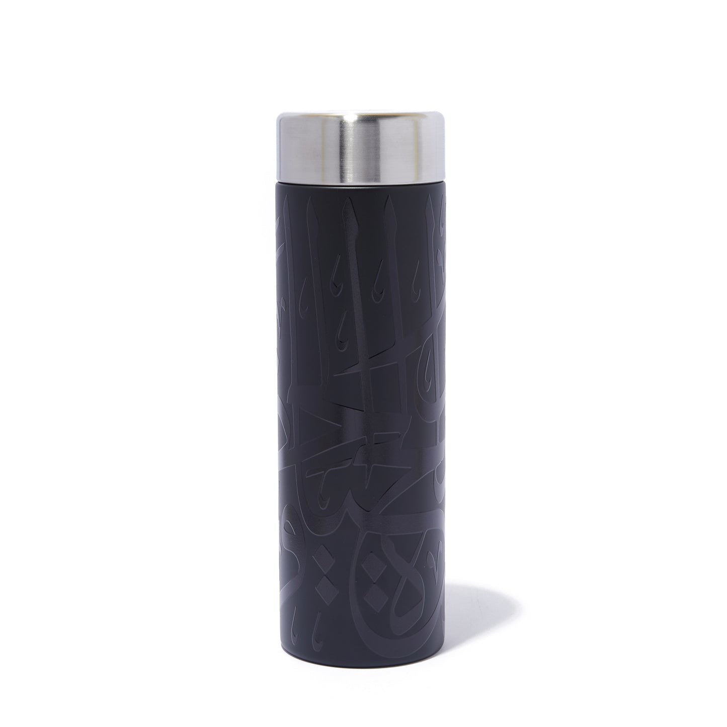 MUSEUM CALLIGRAPHY TRAVEL MUG | DARK